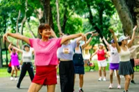 Płaski brzuch po 40 — co działa, a co jest mitem