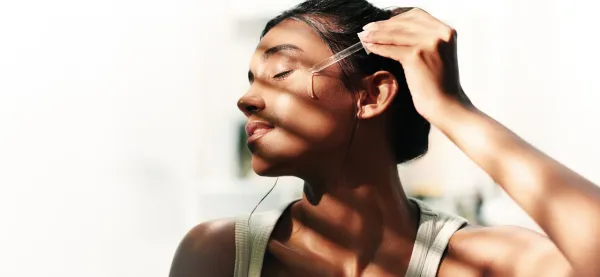 Witamina C w serum do twarzy - jak stosować, z czym łączyć i jakich efektów się spodziewać?